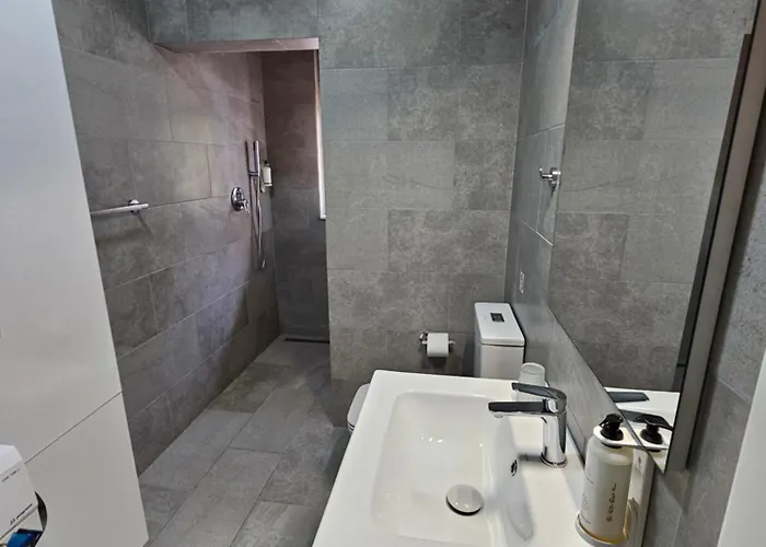 Brian's In تيرانا